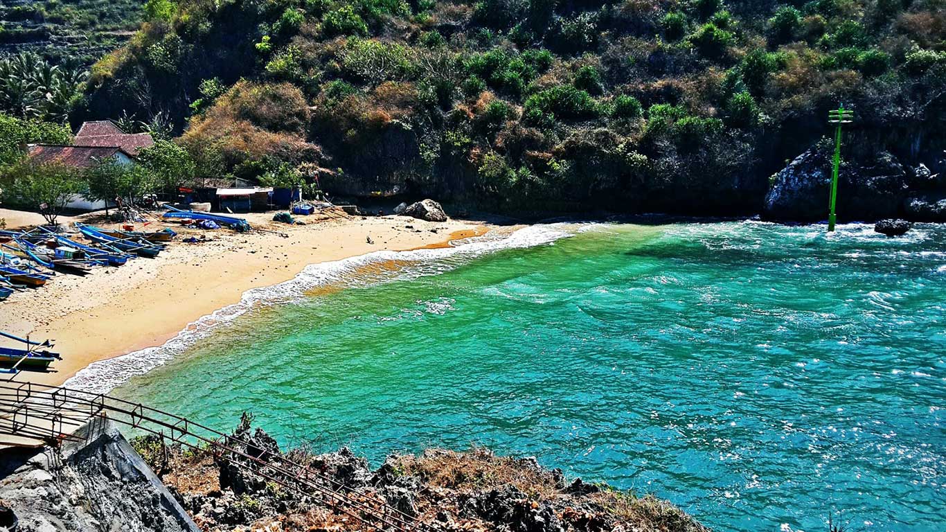 Menikmati Kejernihan Air Laut di Pantai Gesing Pantainesia