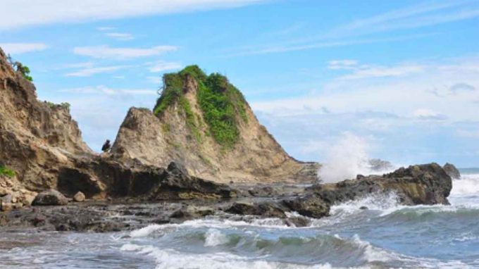  Pantai Madasari  Rute Menuju Lokasi dan Harga Tiket Masuk