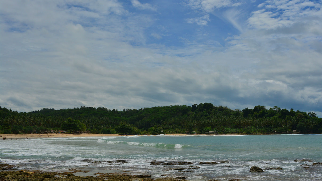 Pantai Legon Pari Banten