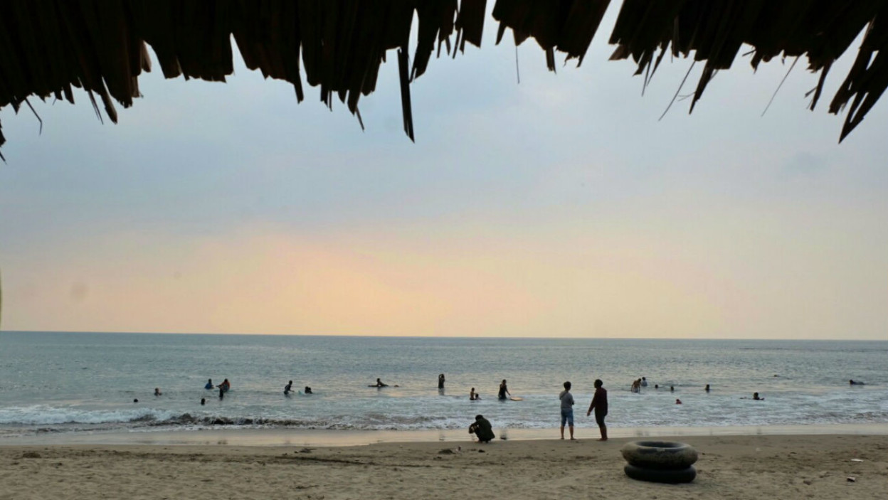 Pantai Carita menawarkan berbagai aktivitas seru