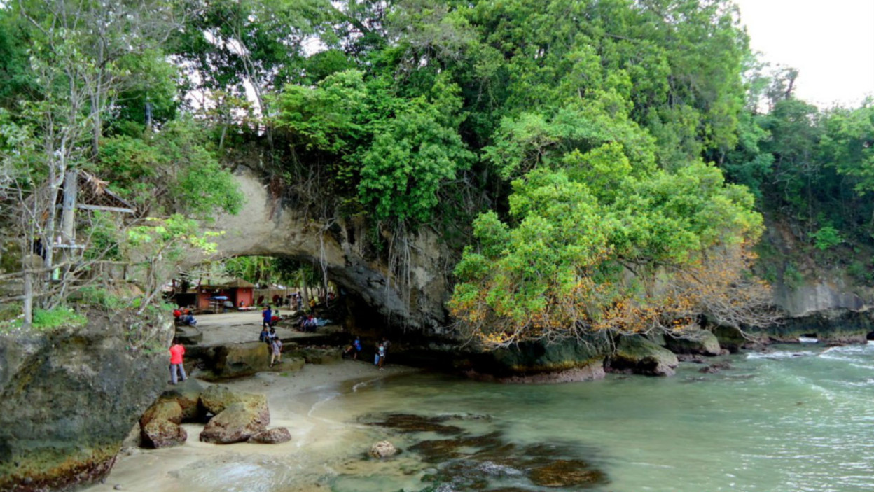 Pantai Karang Bolong cocok untuk bersantai sambil menikmati pemandangan