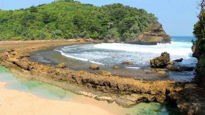 Pantai Batu Bengkung Rute Menuju Lokasi Dan Harga Tiket Masuk