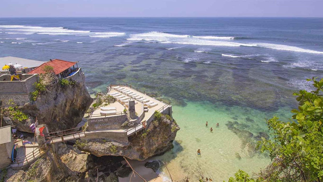 Pantai Blue Point: Rute Menuju Lokasi dan Harga Tiket Masuk