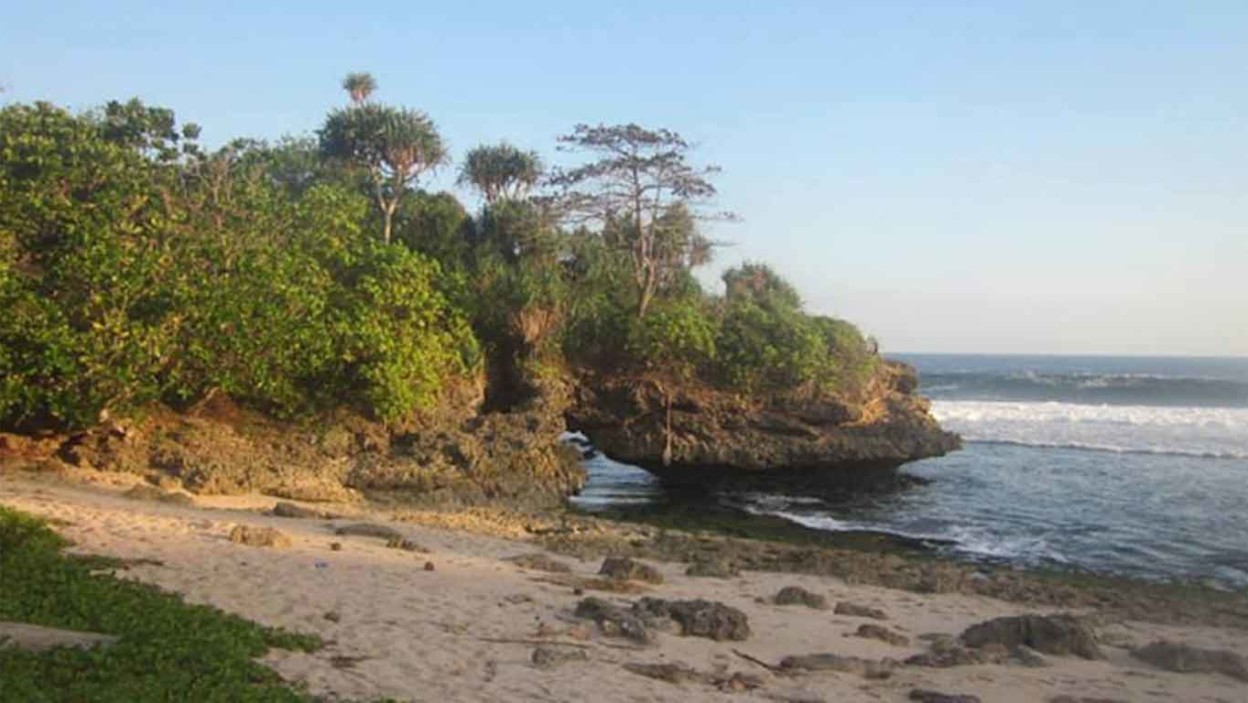 Pantai Karang Bolong Malang