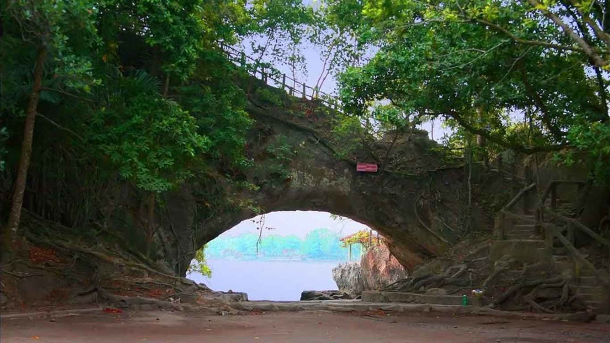 Pantai Karang Bolong Pacitan