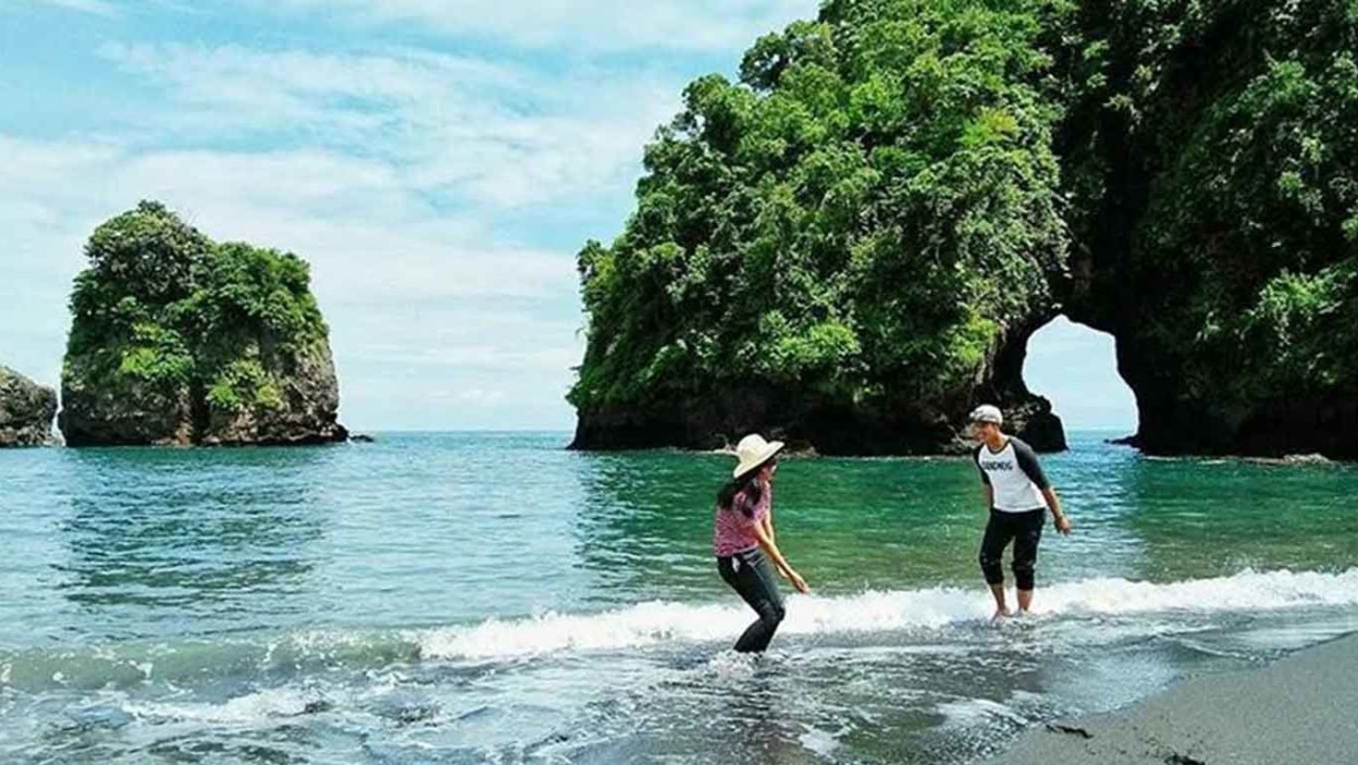  Pantai Licin   HTM Rute Foto Ulasan Pengunjung