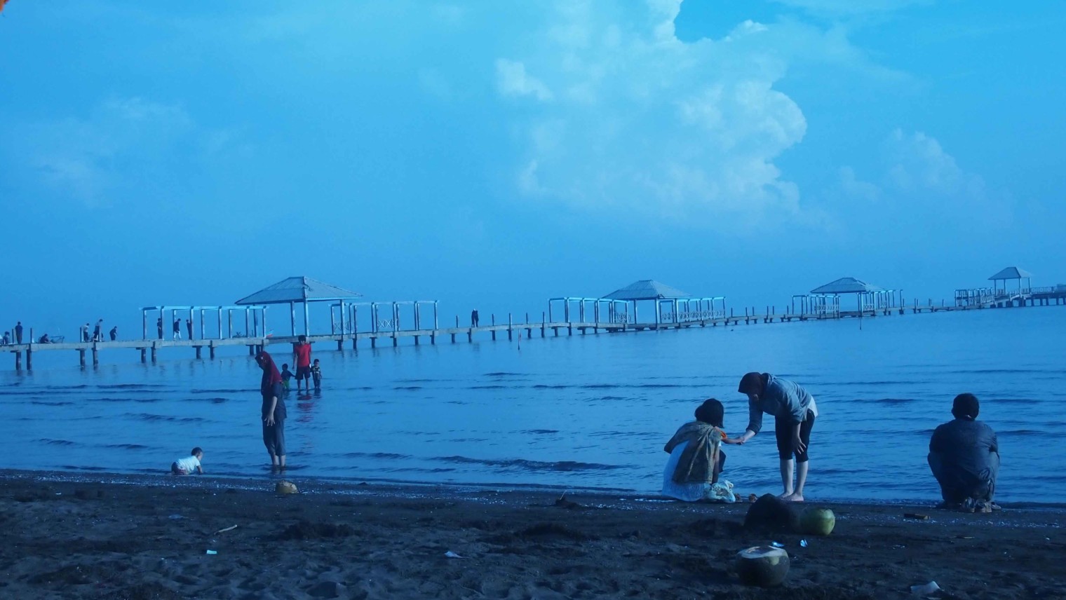 Pantai Larangan 🏖️ HTM, Rute, Foto & Ulasan Pengunjung