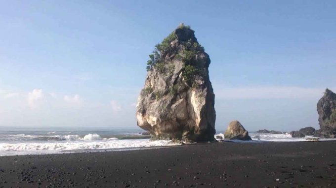 Pantai Watu Pecak Rute Menuju Lokasi Dan Harga Tiket Masuk