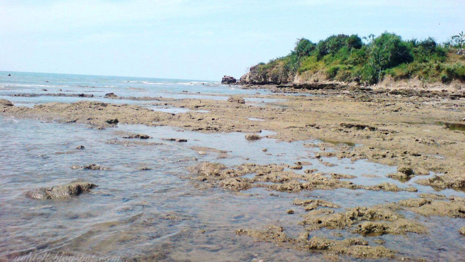 Pantai Karang Jahe 🏖️ HTM, Rute, Foto &amp; Ulasan Pengunjung