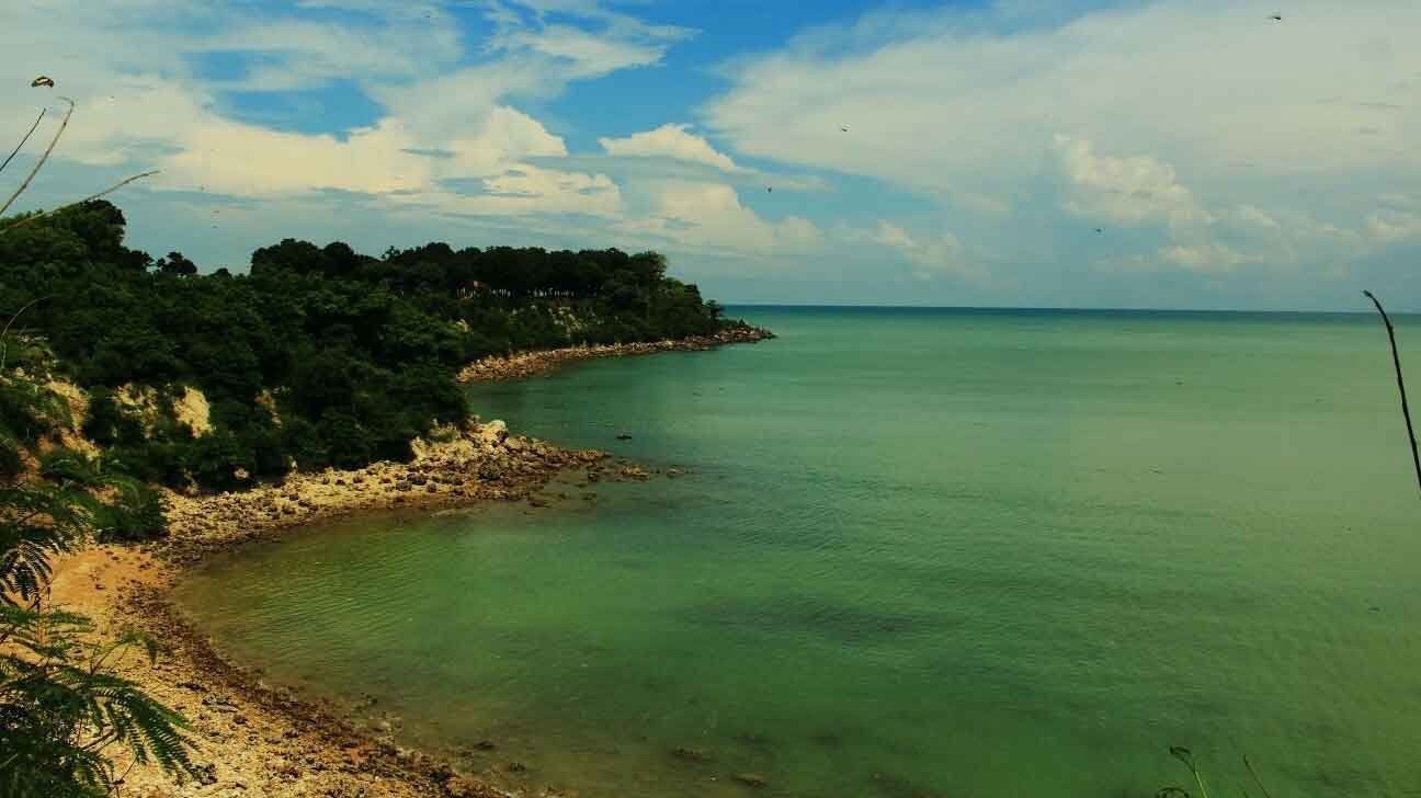 Pantai Air Manis 🏖️ HTM, Rute, Foto & Ulasan Pengunjung