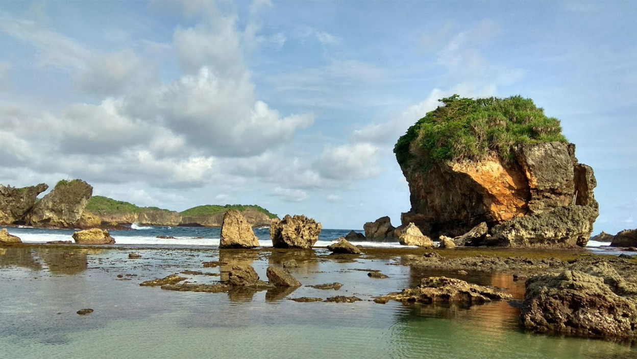 Pantai Jungwok 🏖️ HTM, Rute, Foto & Ulasan Pengunjung