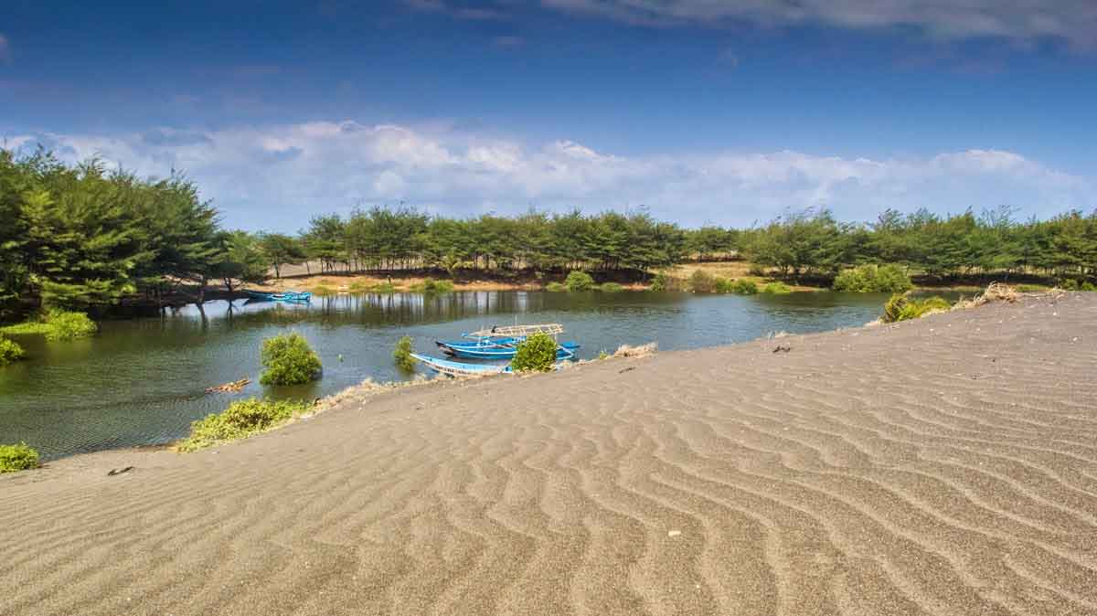 Pantai Lembupurwo