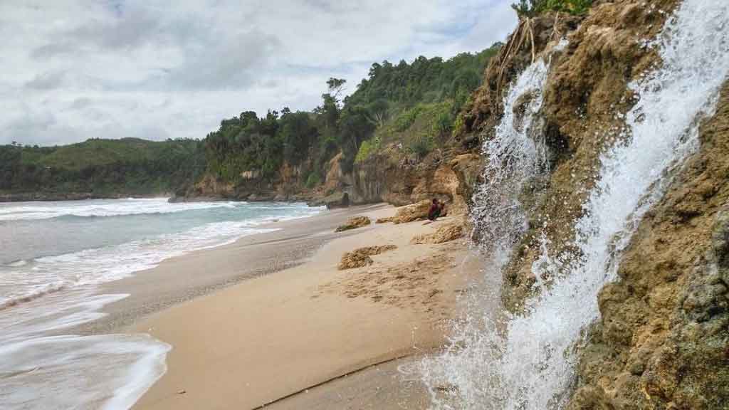 Pantai Pacar 🏖️ HTM, Rute, Foto & Ulasan Pengunjung