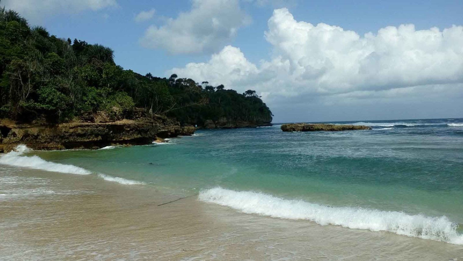 Pantai Pero 🏖️ HTM, Rute, Foto & Ulasan Pengunjung