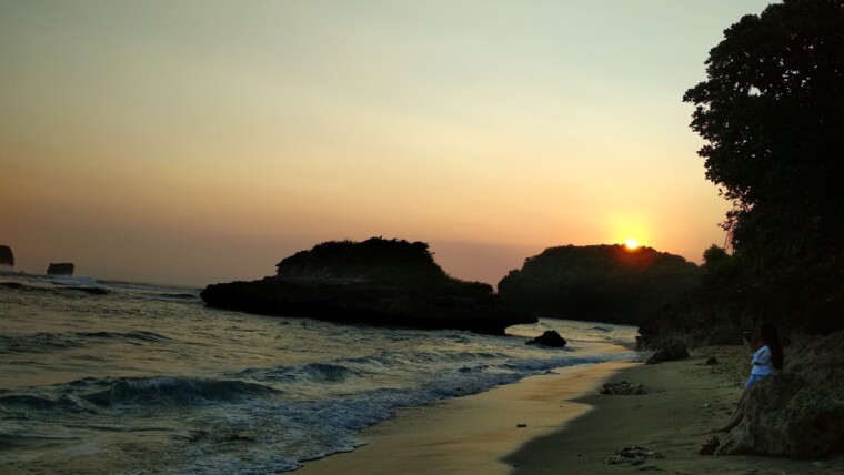 Pantai Watu Leter