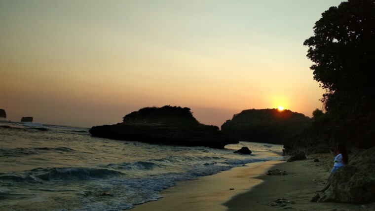 Pantai Watu Leter