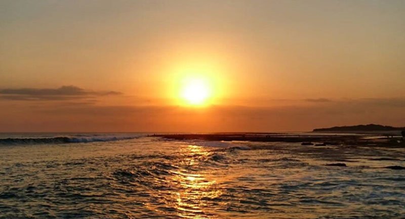 Golden Sunset Di Pantai Pero Sumbawa