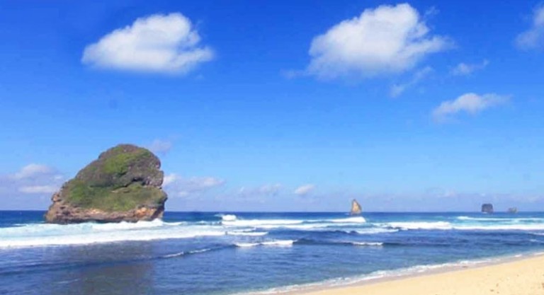 Pantai Sendang Biru 🏖️ HTM, Rute, Foto & Ulasan Pengunjung