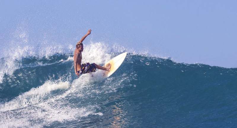 Surfing Di Pantai Pero Sumbawa
