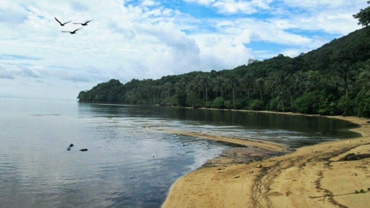 Pantai Legon Lele Karimun Jawa