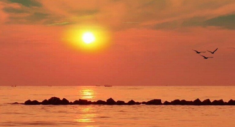 Pantai Tirtamaya 🏖️ HTM, Rute, Foto & Ulasan Pengunjung