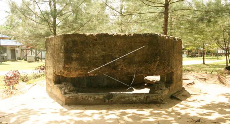 Bunker Di Pantai Manggar Segarasari