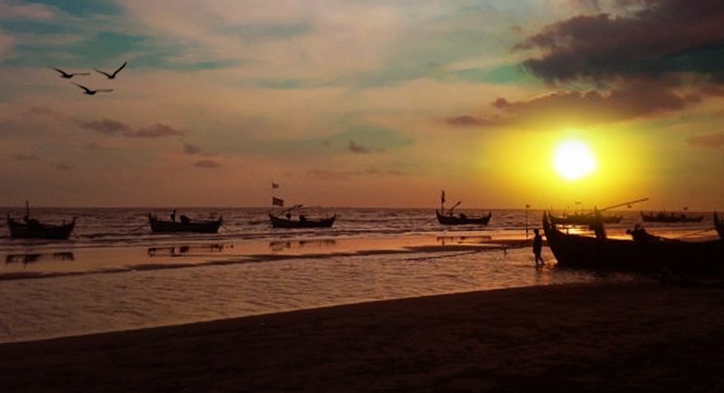 Sunset Di Pantai Karang Jahe