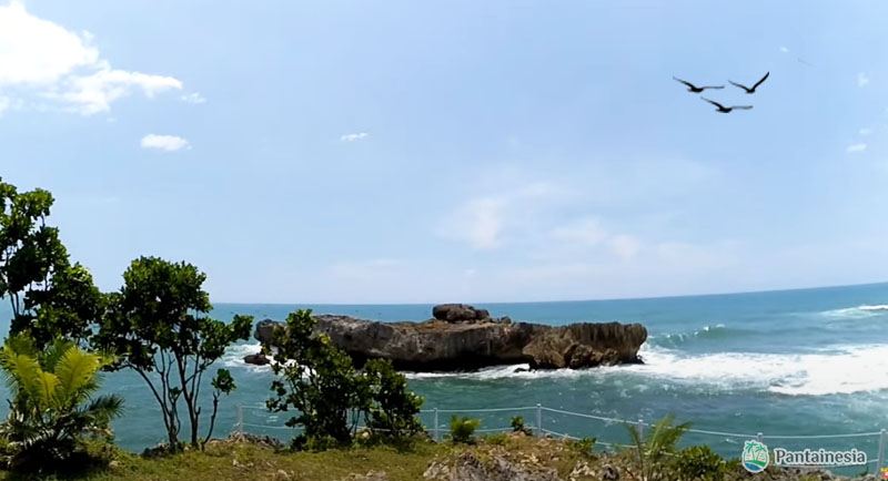 Pantai Watu Bale Pacitan Jawa Timur